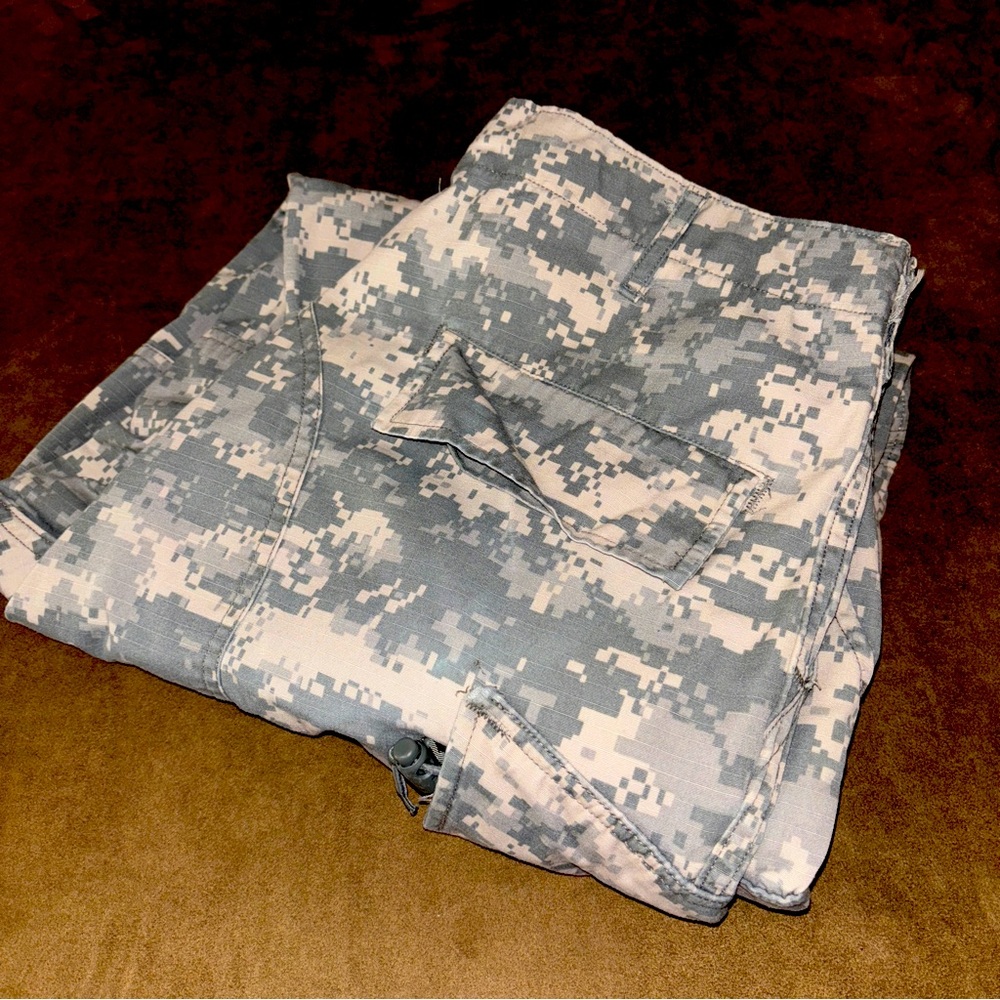 US Army ACU Digital Camo Pants Medium Regular Waist 31-35” Inseam 29.5-32.5